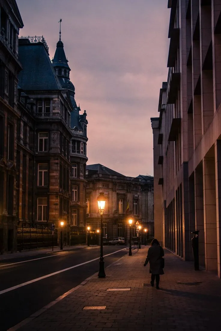 Scène urbaine en Belgique avec vitrines et marché, Bruxelles